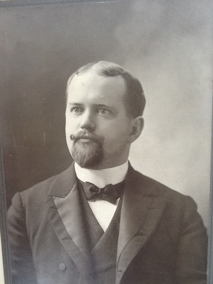 Photo of photos/William Leslie MacLennan 1872-1913 portrait